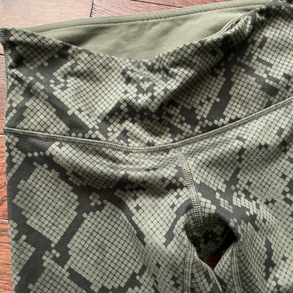 Lululemon RARE Leggings - Picture 4 of 6